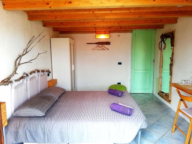 Wooden room Sardinia - free breakfast