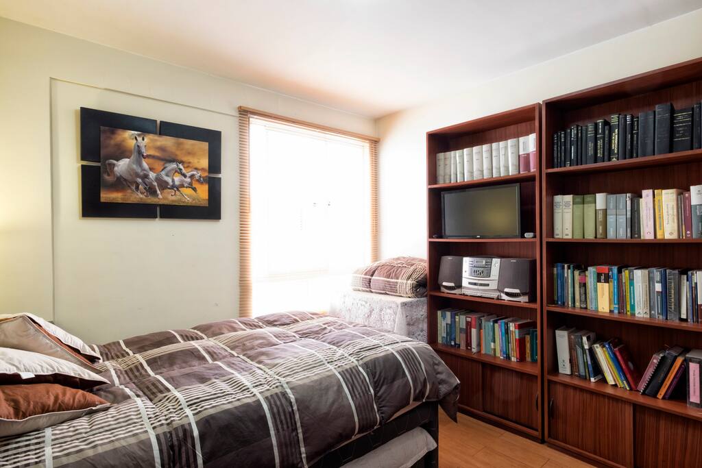 Con TV, radio y espacio para estudios.