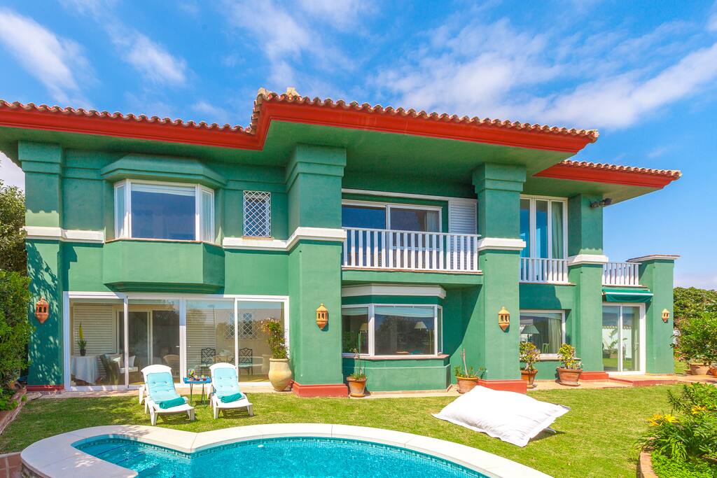 With a peaceful beachfront location in one of Malaga’s most exclusive neighbourhoods, this is a great option for those looking to get away from it all during their time in this beautiful part of Southern Spain.