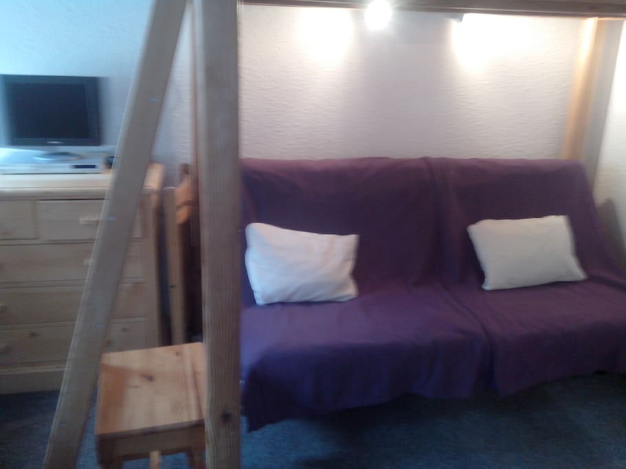tout confort , mezzanine 2 personnes, et clic clac de 2 personnes