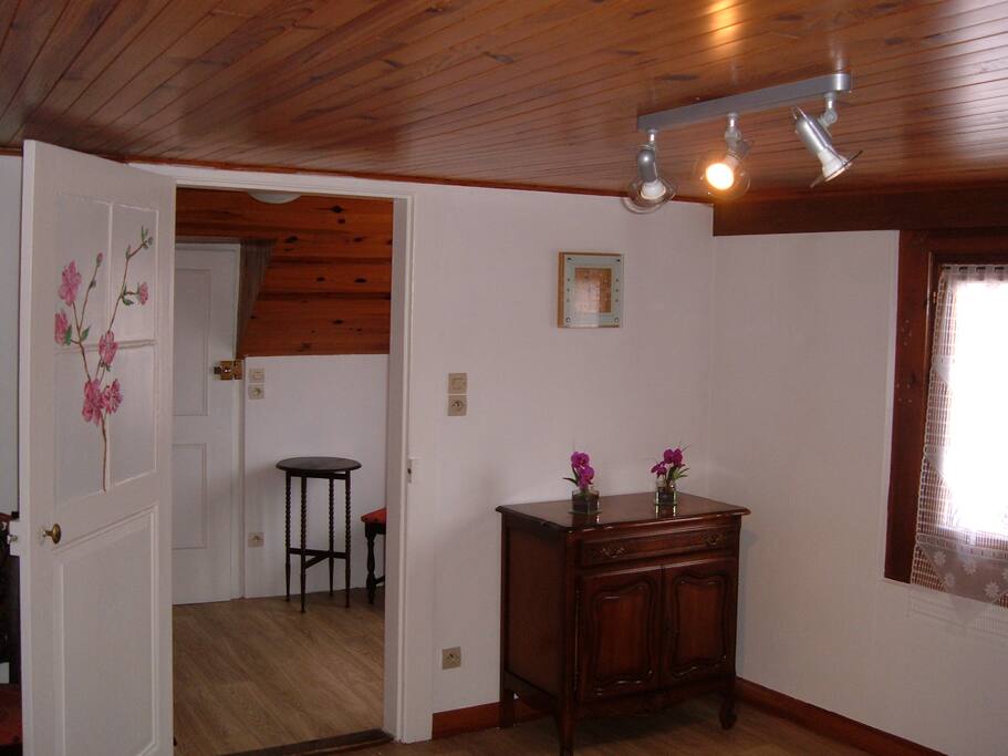 vue de la petite pièce chambre (auxilliaire CANAPE LIT en BOIS) à coté de la chambre du 2ème étage