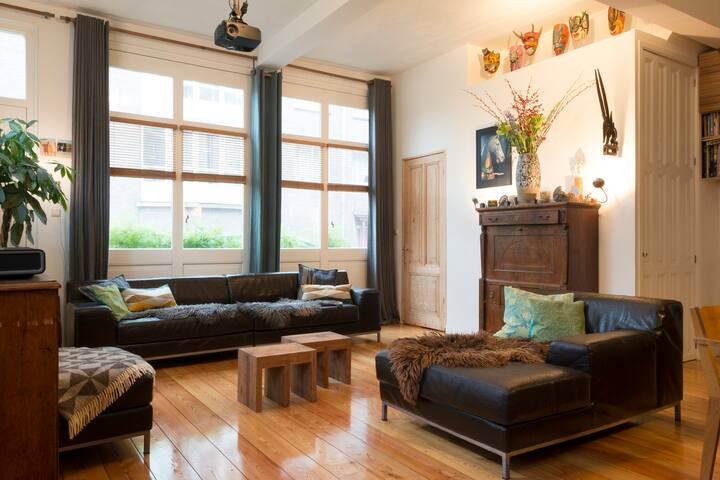 Center, 2 storey cornerhouse, 4 BR, Canalview! gallery image 2