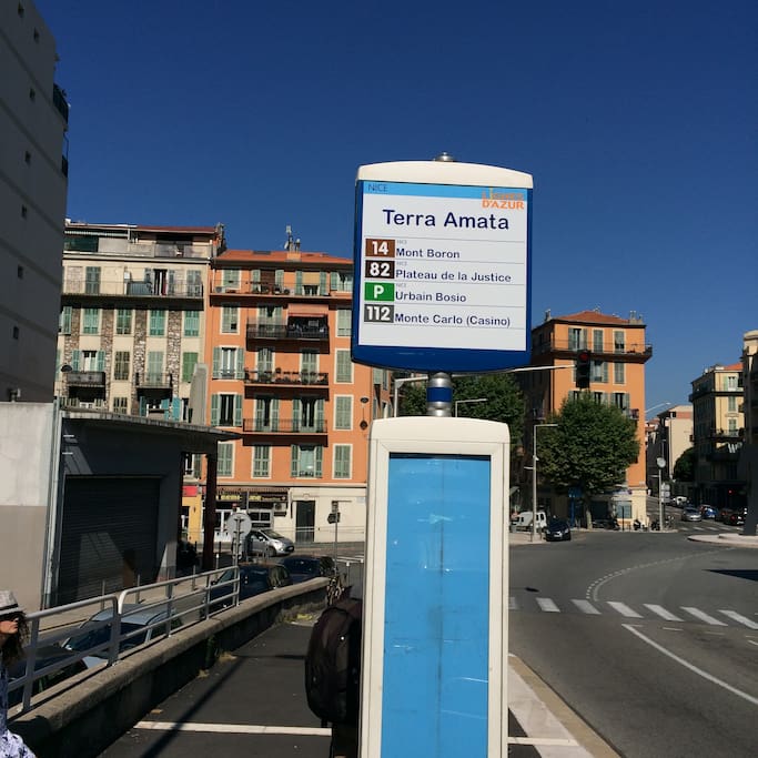 Arrêt de bus face logement direction Monaco
