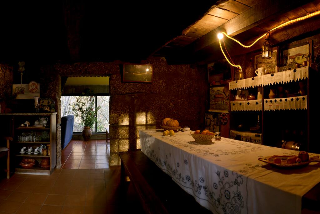 Sala de Jantar e Cozinha equipada com frigorífico, fogão, microondas e forno a lenha
