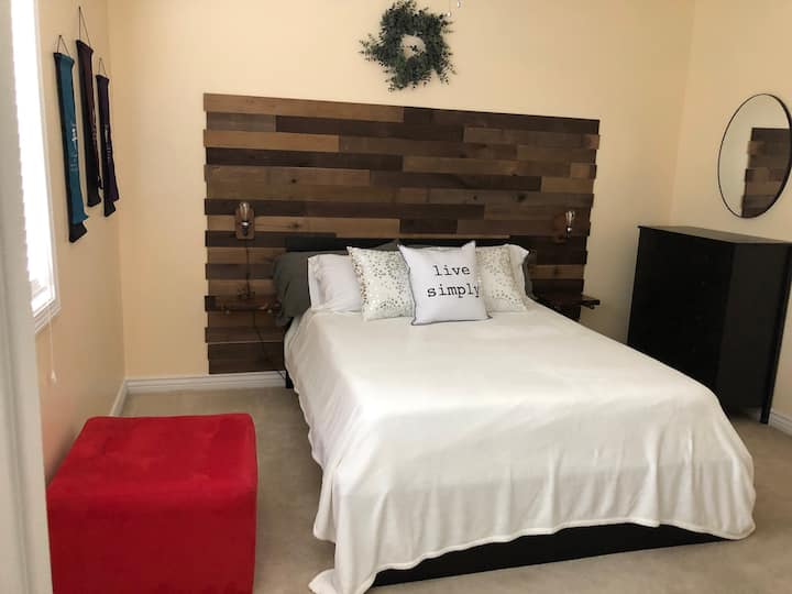 Chumba cha kulala cha Master w/ queen bed