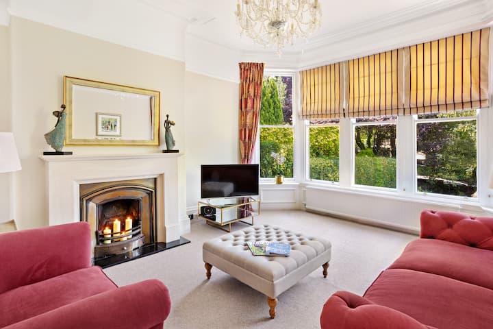 Luxury Harrogate townhouse apartment with parking