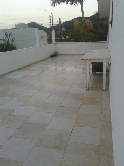 área com churrasqueira portátil e tanque para lavar roupa.