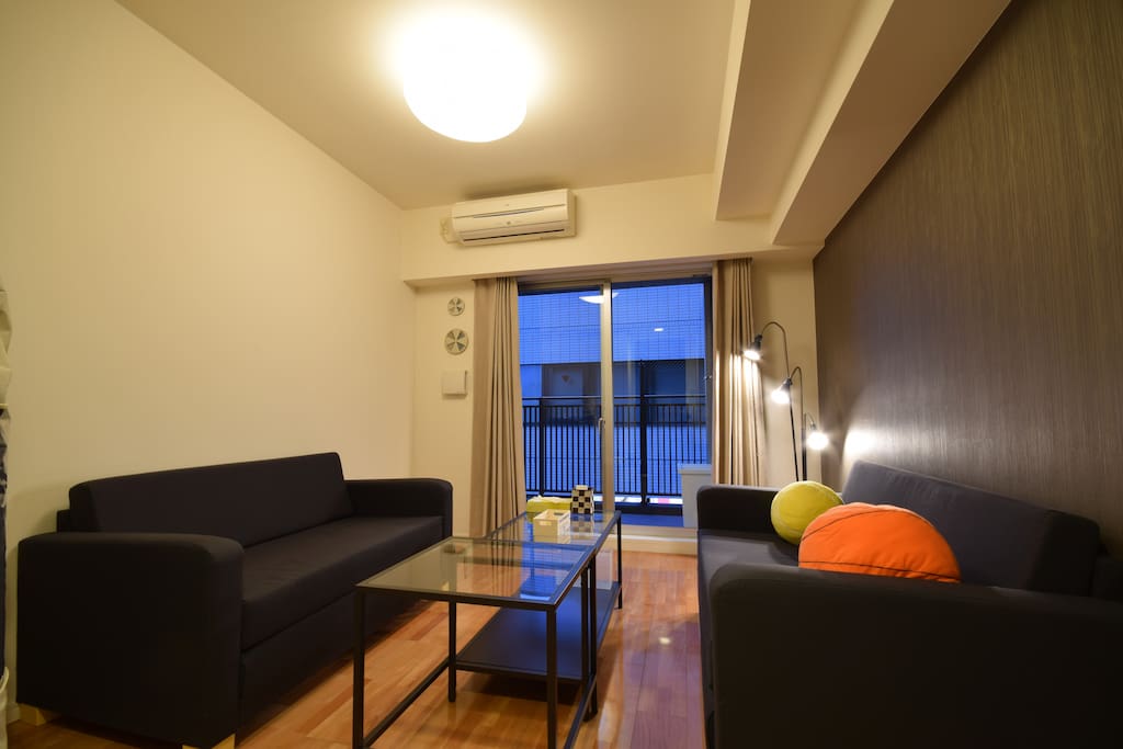 It offers a futon (double size).
