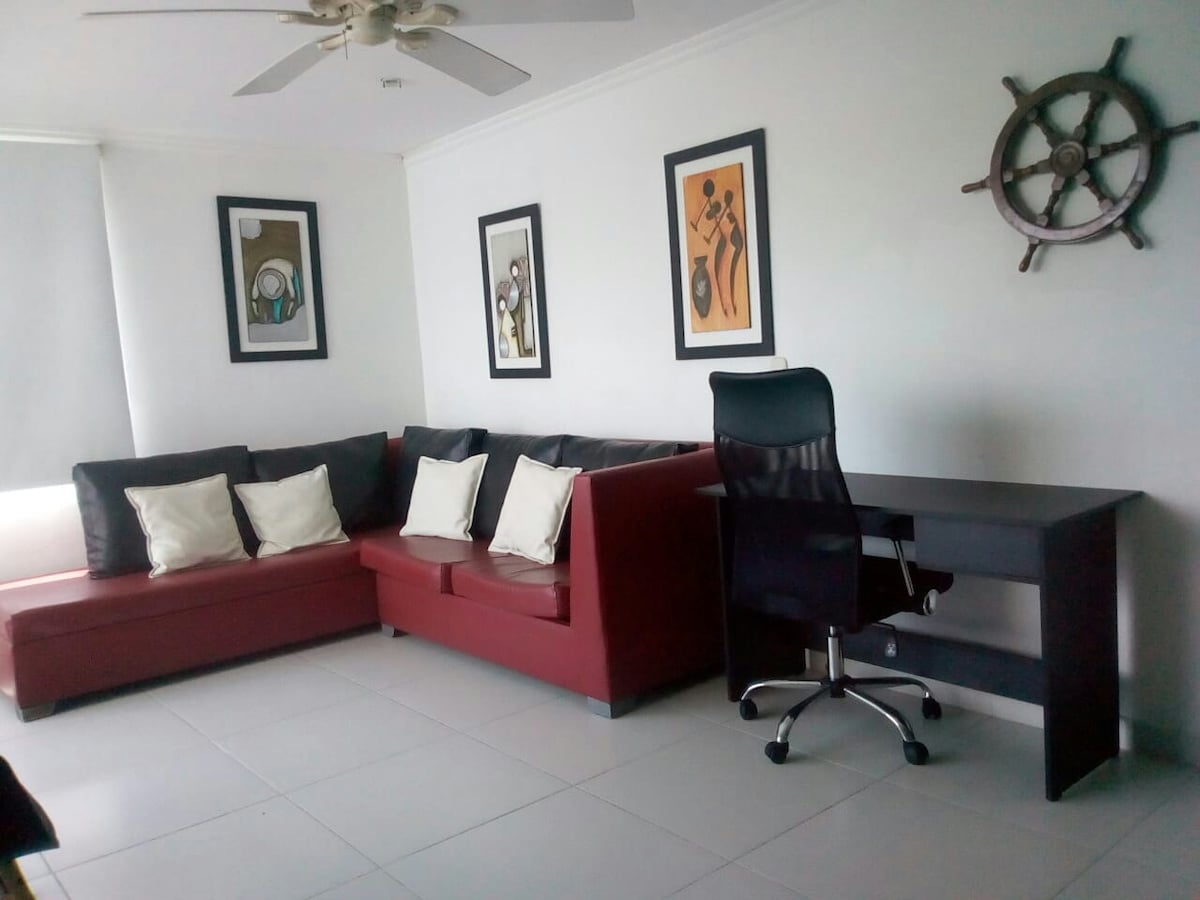 Kauč na razvlačenje i radni stol