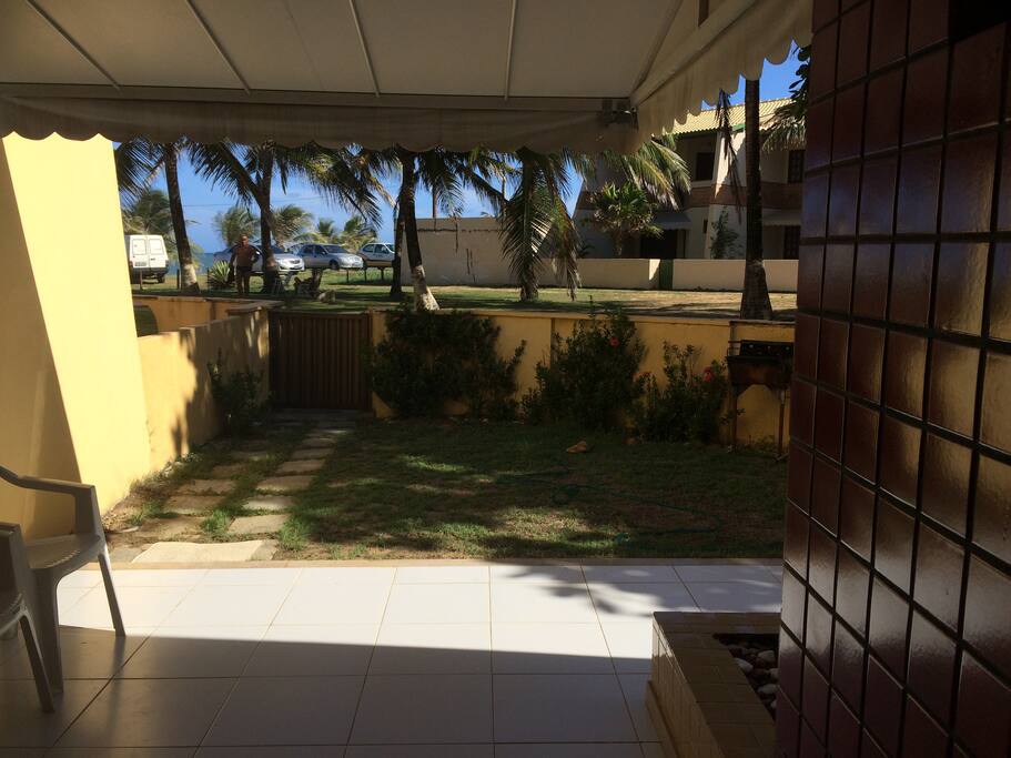 Varanda Térrea com área gramada e saída para praia