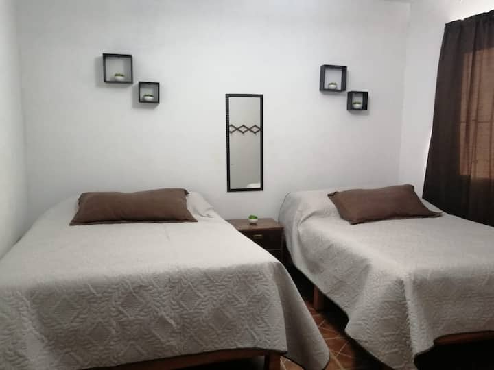 Spavaća soba 5. Sadrži dva bračna kreveta.  Ventilator s daljinskim upravljačem. Ova spavaća soba nalazi se na niskom katu.