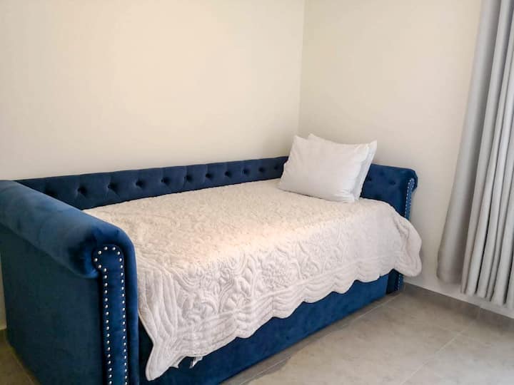 חדר שינה 1, עם שתי מיטות יחיד.