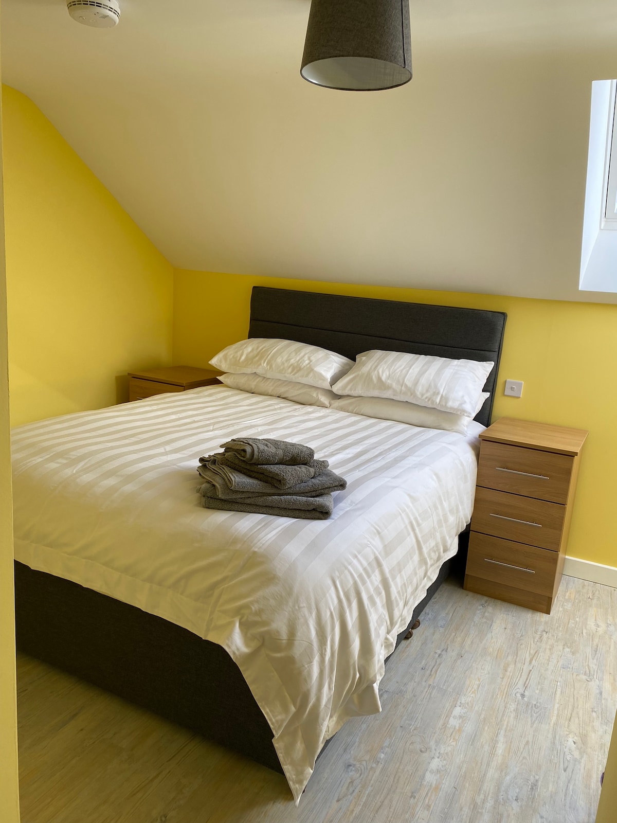 ห้องนอน 3 เตียงคิงไซส์และเตียงสองชั้น