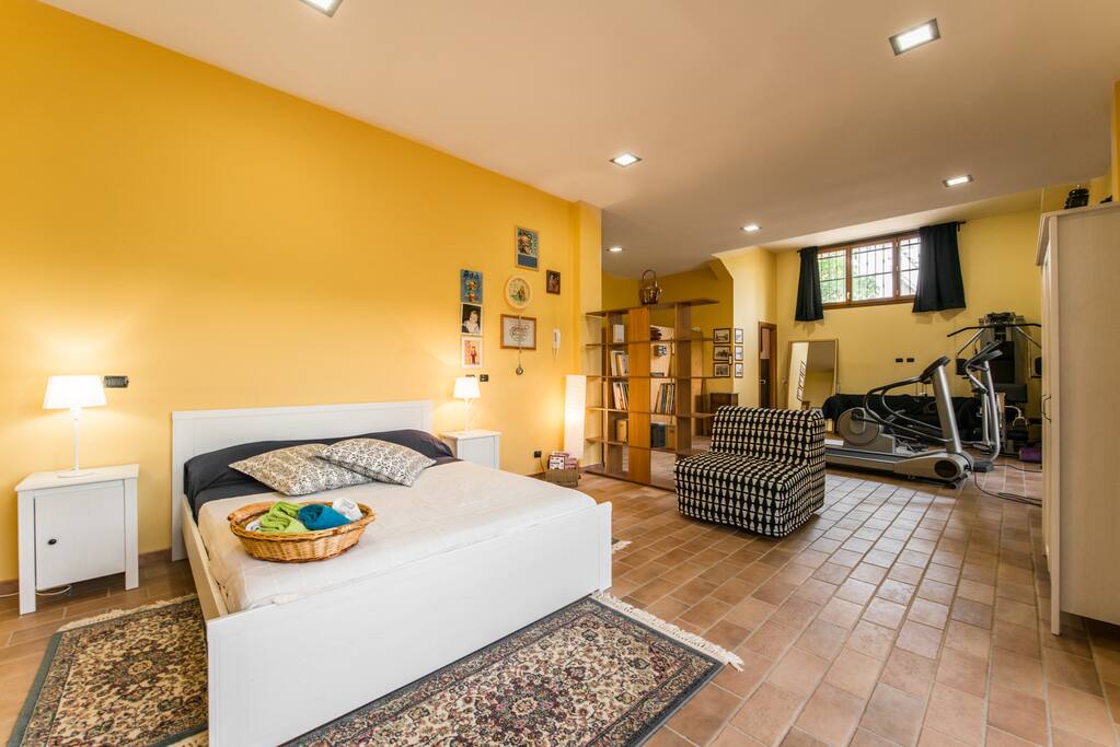 La grande camera con la sala fitness e sauna.
The large room with fitness room and sauna.