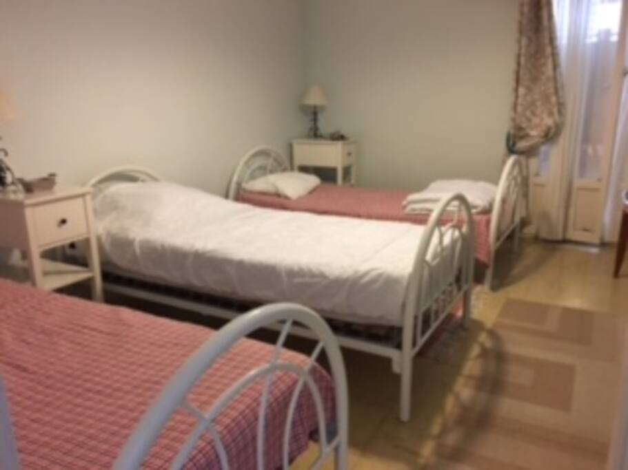 CHAMBRE 1 = 3 lits de 90 cm