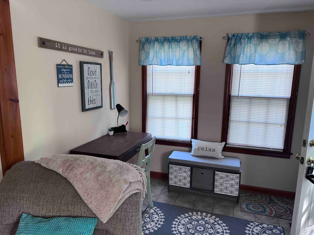 כניסה עם שולחן כתיבה 