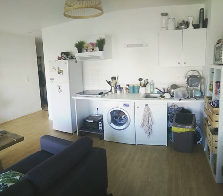Coté cuisine avec lave linge