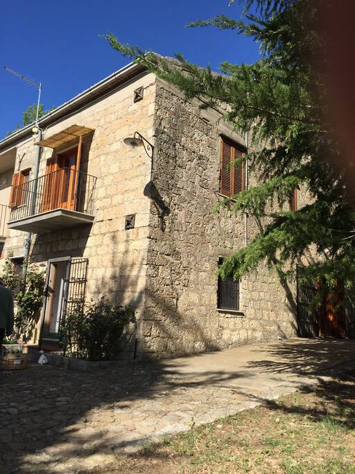 Esterno della casa, lato soggiorno
