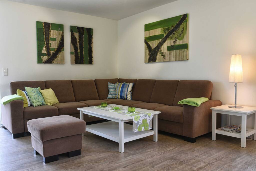 Relaxen Sie auf der großen Sofalandschaft.