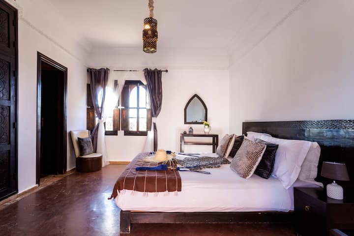 Страничен поглед на супериорна двокреветна соба