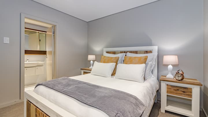 Chumba kikuu cha kulala na bafu ya chumbani