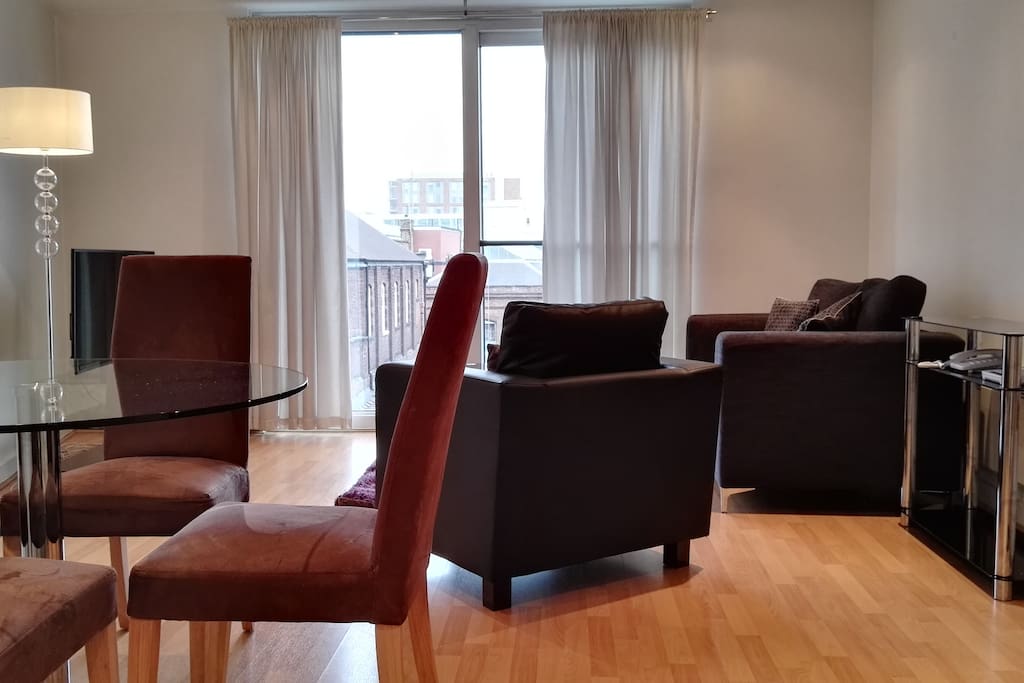 Lounge & Dining Area