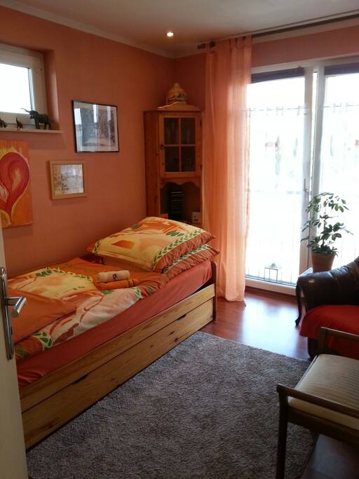 2. Bett weg und dann ist wieder Platz zum Lesen oder Ausruhen .