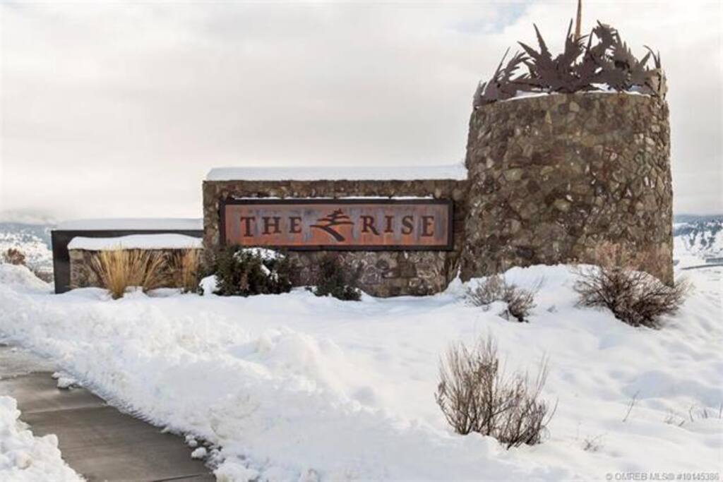 The Rise golf course is 5 minutes away