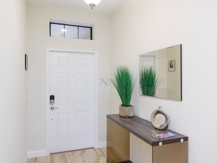 Indoors,Room,Pot,Pottery,Flower Arrangement