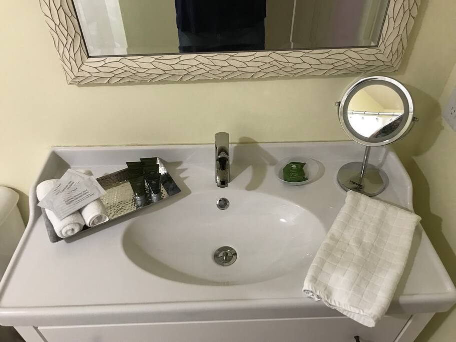 Bathrooms complete with toiletries and bathrobes. Please ask for extras as needed: painkillers, shave kits, tooth paste, etc. from downstairs at The Grape Escape.