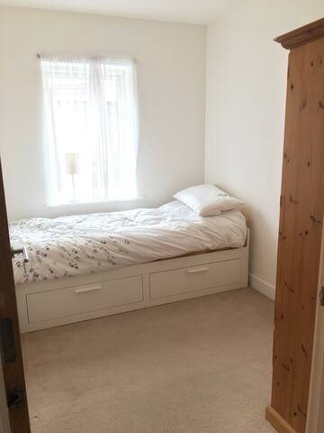 Private Single OR Double room on airport bus route