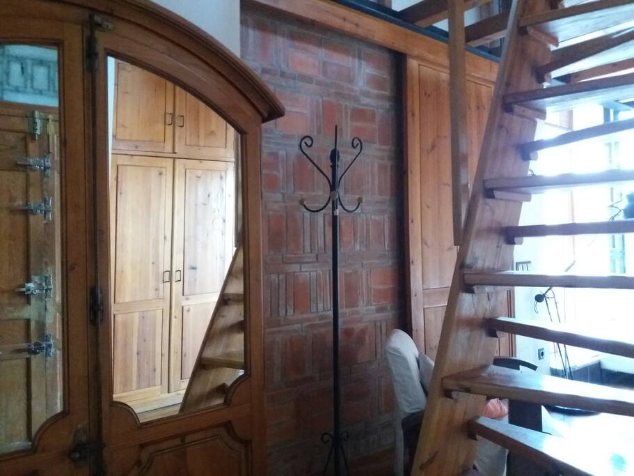 Entrada y escalera al altillo