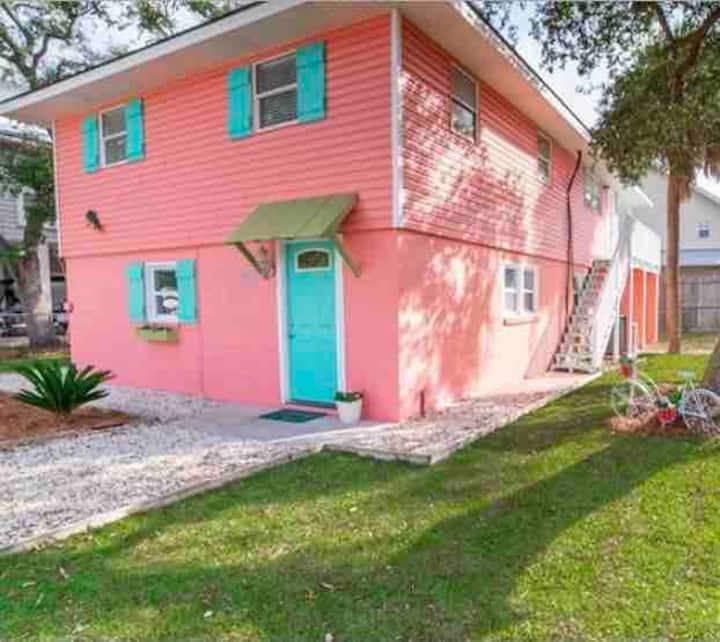Bubble Gum Apt. “A” 2 blocks from beach Houses for Rent in Tybee Island, United