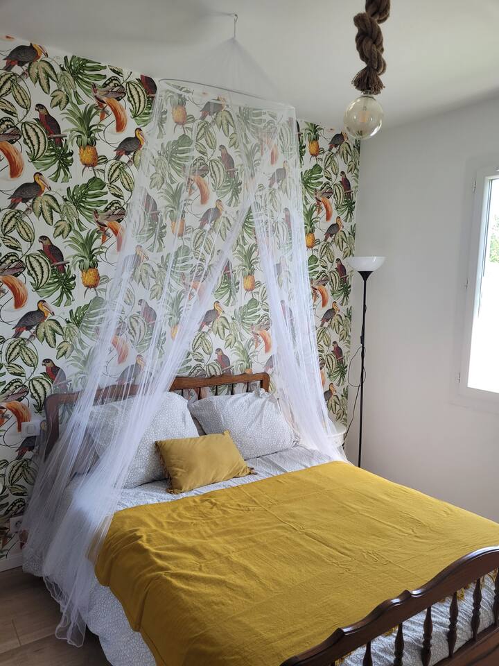 Exotická posteľ pre 2 osoby. Plus malá posteľ pre 1 osobu na boku. 
Posteľná bielizeň, prikrývky ,prehozy avankúše sú k dispozícii. 