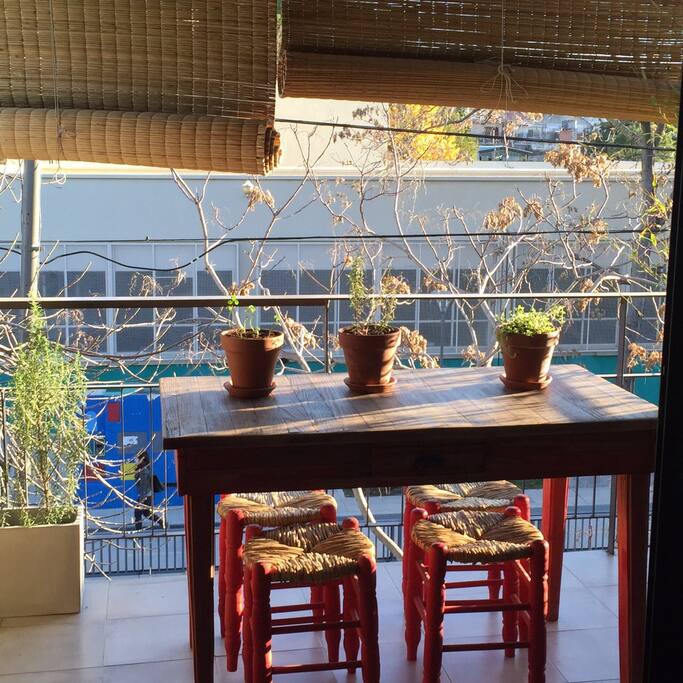 Balcón con parrilla, mesa y 4 banquitos