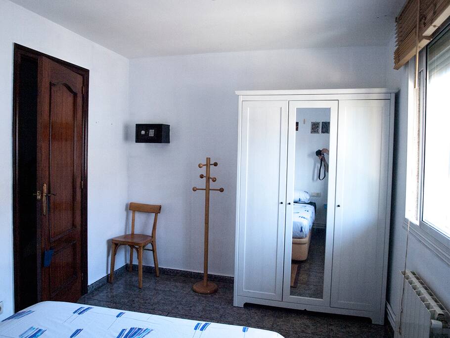 Habitación con ventana y armario privado / Room with window and private wardrobe / Chambre avec fenêtre et placard privé