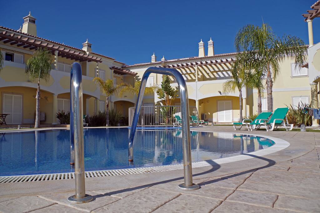 Piscina em frente a casa - ao fundo a piscina dos bebés