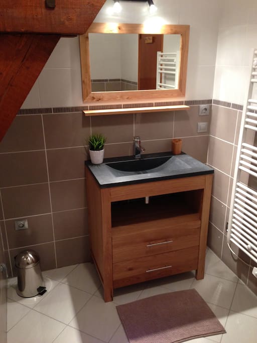 Salle de bain style scandinave,vasque en pierre naturelle