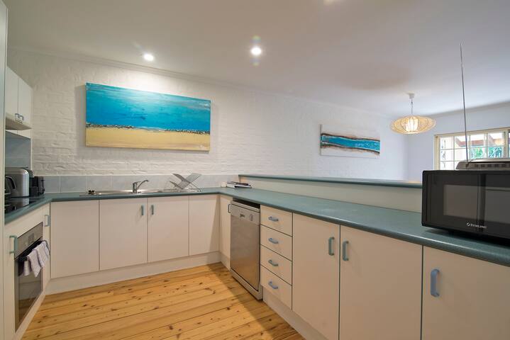 Harmony House, walk to beach & town gallery image 4