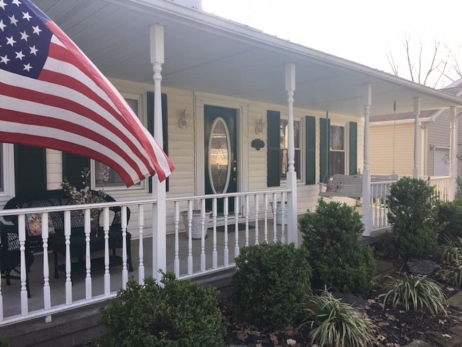 The Cottage -Come sit on the porch swing and enjoy the view