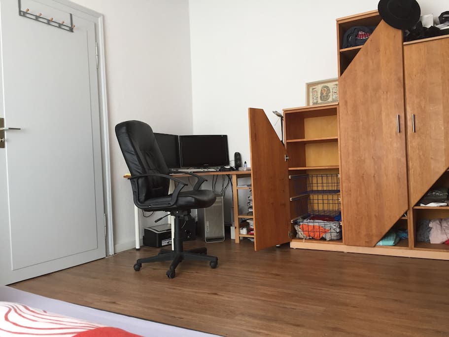 Schlafzimmer (deine ablagefächer und Schreibtisch)