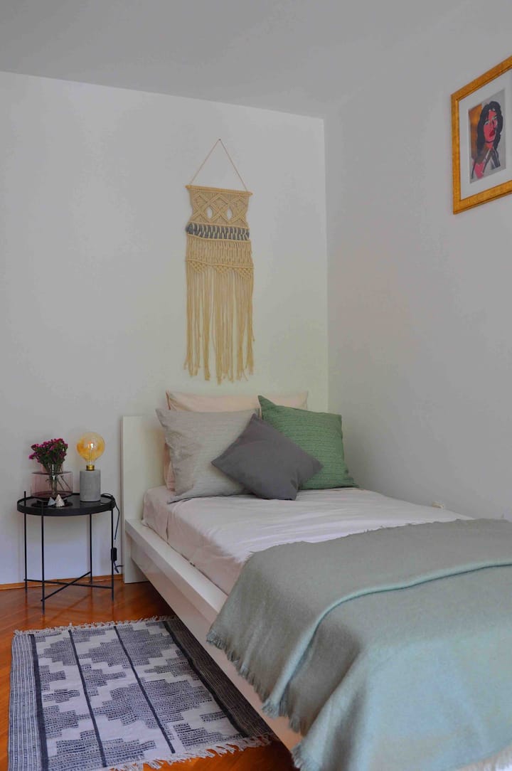 DORMITORIO CON CAMA INDIVIDUAL Y BALCÓN, ABAJO