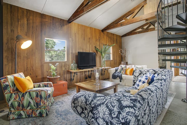 "Sehemu nzuri iliyobadilishwa, tulikuwa na sehemu ya kukaa yenye kustarehesha sana. Miguso mingi ya kupendeza kama vile mayai safi yaliyowekwa na mashine ya espresso! Kim alikuwa mwenyeji mzuri."