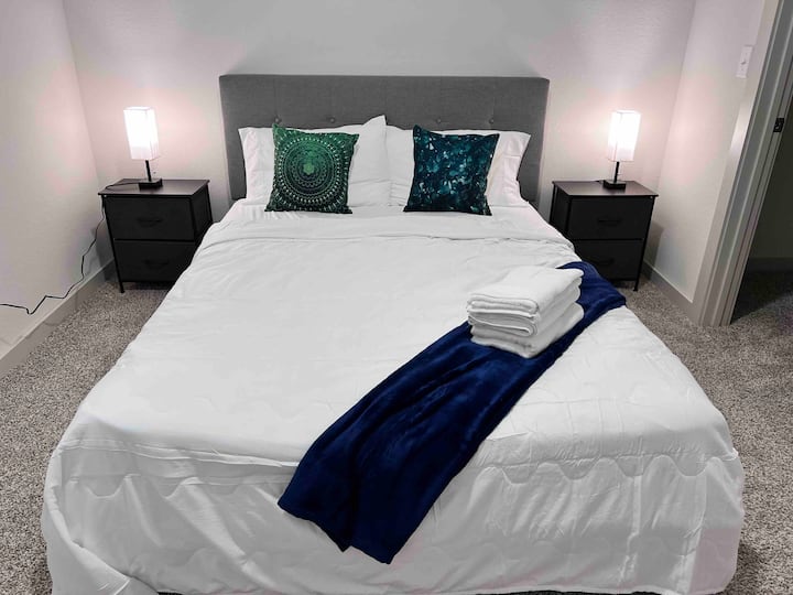 Spavaća soba 2 s 1 bračnim krevetom i 2 noćna ormarića 