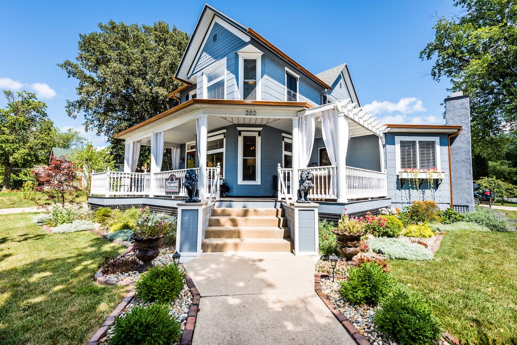 Sycamore Guesthouse, Three Oaks, Michigan. Fine Lodging and Vacation Rental that accommodates 1 - 13 guests. Right across the street from Journeyman Distillery and Staymaker Restaurant!