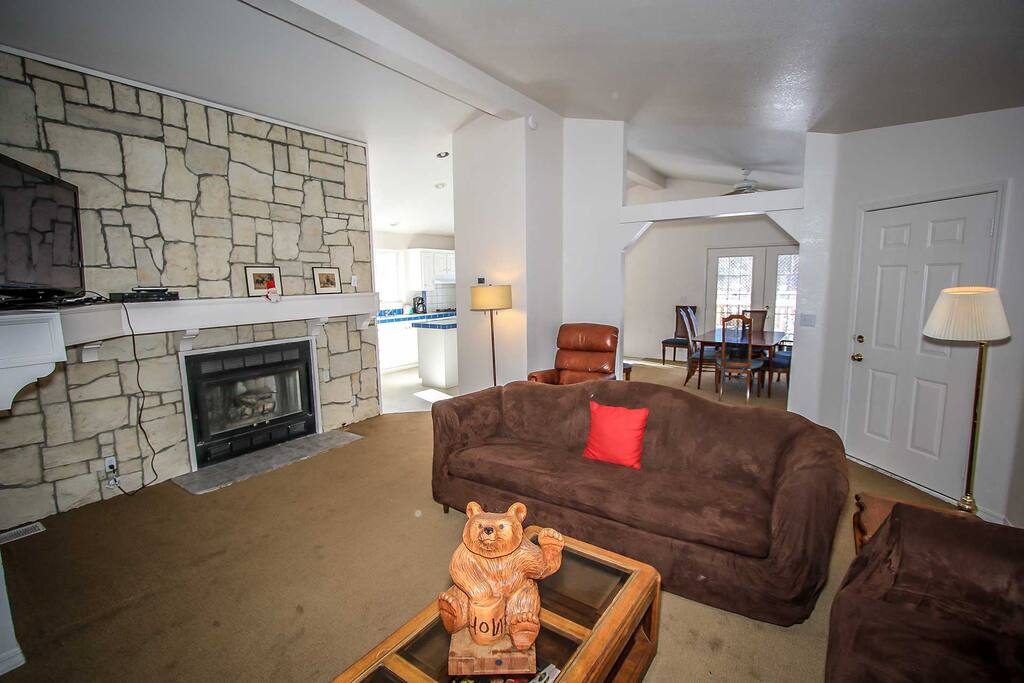 Couch,Furniture,Indoors,Room,Bedroom