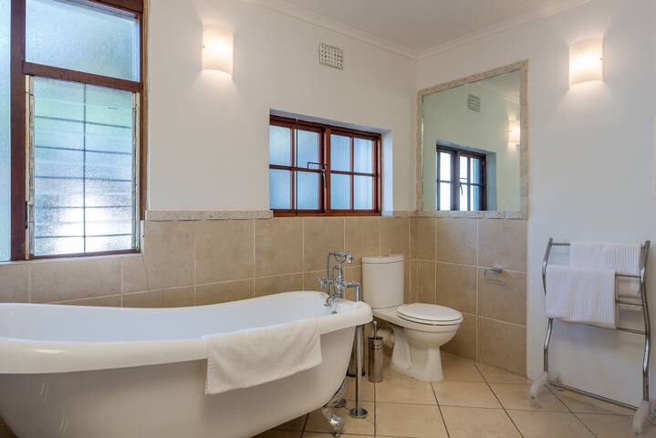 Spacious 120 sqm Cottage Cape Dutch style gallery image 3