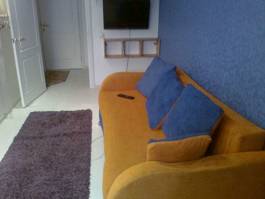 Bedroom 1 / Спальня (детская комната)- окно в тихий двор.