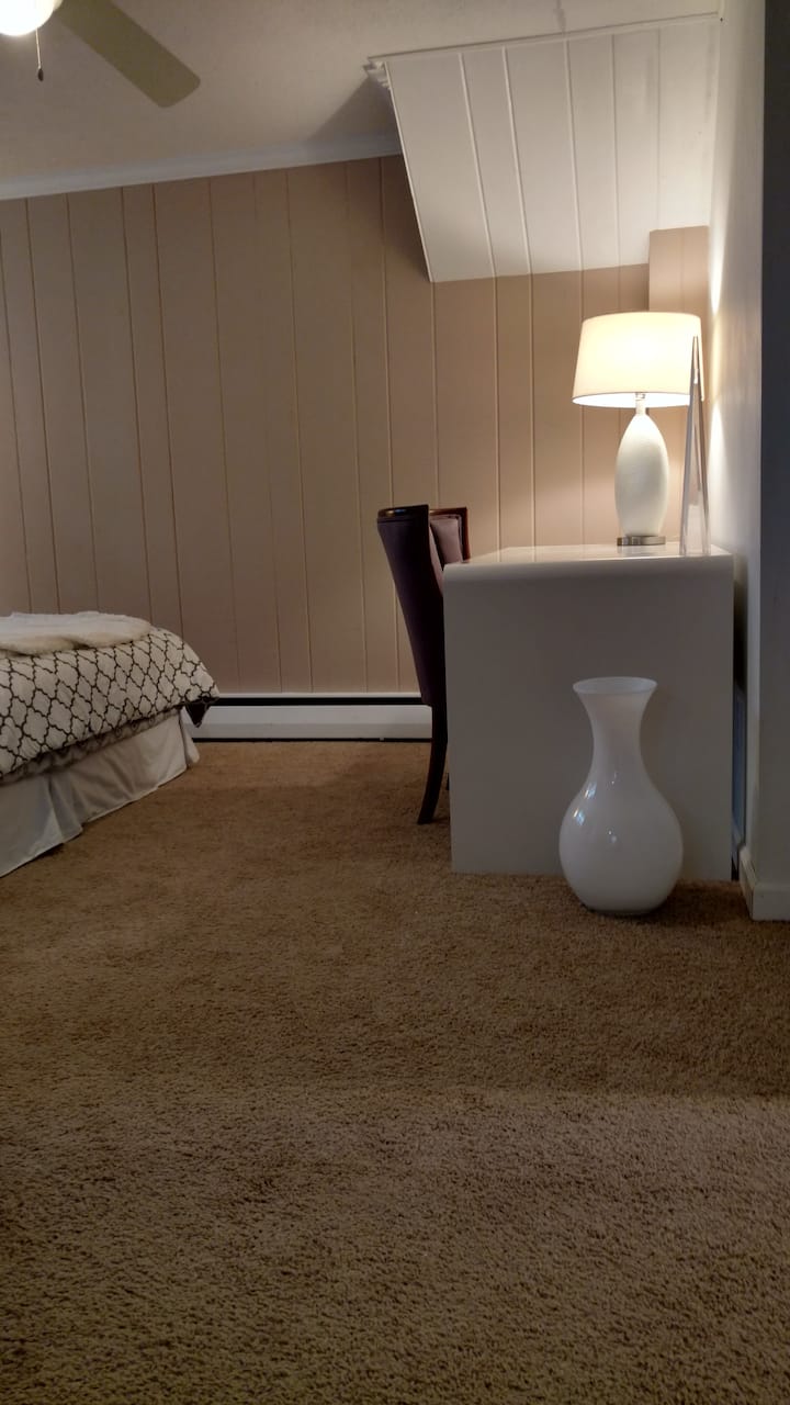 Bureau de grande taille disponible dans la chambre principale.