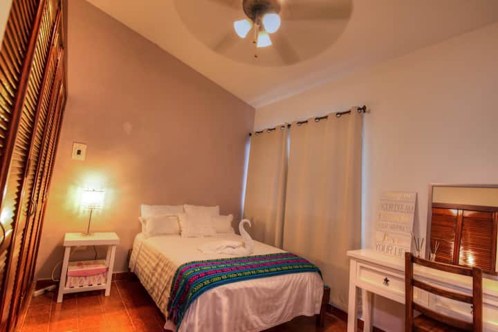 Dormitorio 2 con vista al jardín @VillasColibriCozumel